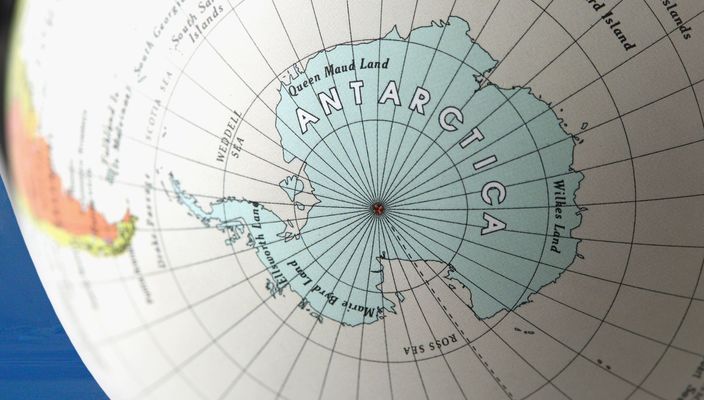 Capa da publicação Tratado da Antártida: 50 anos da adesão do Brasil