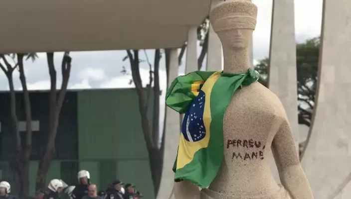 Capa da publicação Abolição fictícia do Estado Democrático de Direito