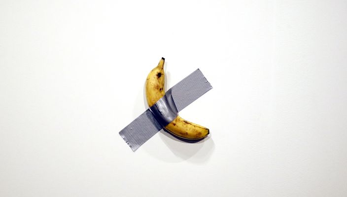 Capa da publicação Entre bananas e esculturas invisíveis:  arte e/ou comércio, ambas ou nenhuma delas? 