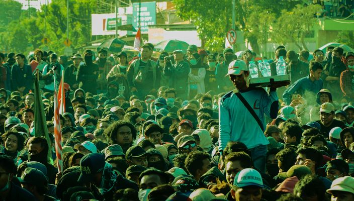 Capa da publicação Nós contra eles: como a ideologia sustenta a exclusão