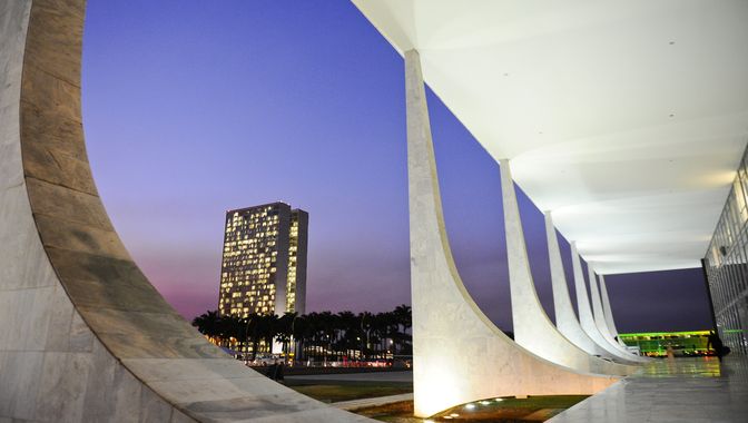 Imagem de capa do artigo Processos estruturais e o eclipse da política: uma crítica à jurisdição permanente