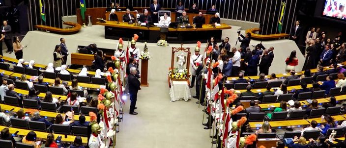 Capa da publicação Fé e política: a coroação de São Miguel no Brasil