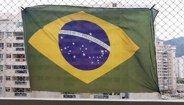 Capa da publicação Bandeira do Brasil em varanda de condomínio: pode?