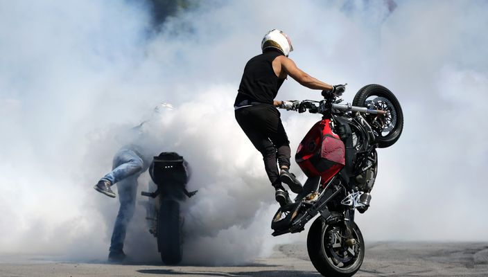 EMPINANDO COM MINHAS DUAS MOTOS AO MESMO TEMPO 