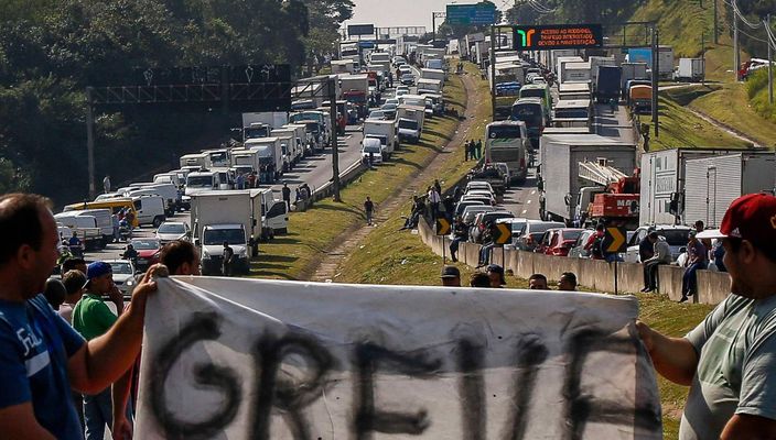 Capa da publicação A greve dos caminhoneiros: vitória do povo ou do cartel?