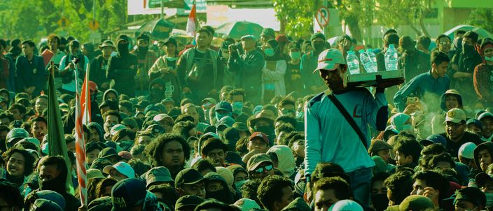 Capa da publicação Nós contra eles: como a ideologia sustenta a exclusão