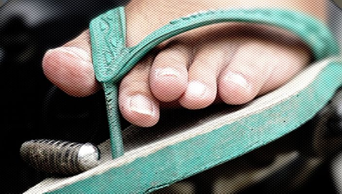 Capa da publicação Pilotar moto descalço ou de chinelo: é permitido?