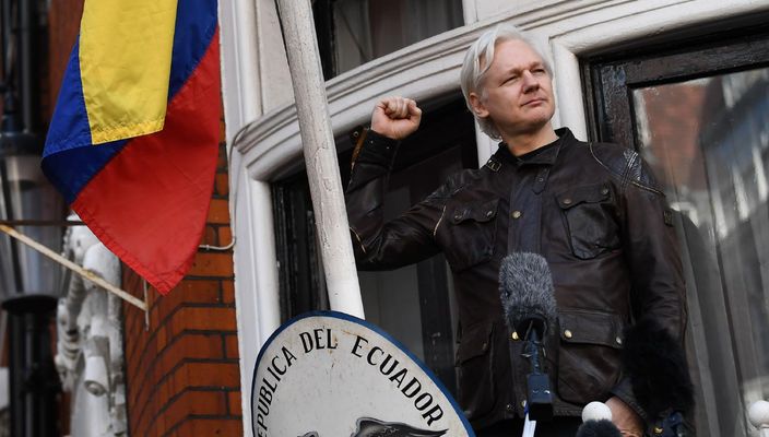 Capa da publicação O caso do jornalista Assange, asilado na embaixada do Equador em Londres
