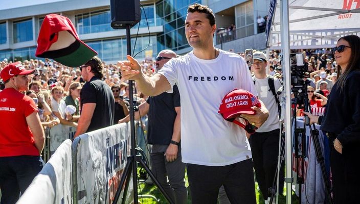Capa da publicação Charlie Kirk: fé, poder e a importação de crises
