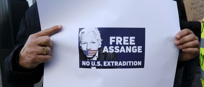 Capa da publicação Julian Assange: asilo e refúgio políticos 